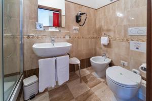 ローマにあるラ ドルチェ ヴィータ バルベリーニのバスルーム(トイレ、洗面台付)