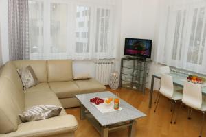ein Wohnzimmer mit einem Sofa und einem Tisch in der Unterkunft Apartment Elena Zagreb Center with garage in Zagreb