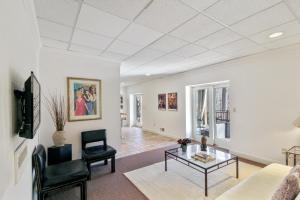 Χώρος καθιστικού στο Tranquil Getaway In Gated Community - Free Wifi and laptop-friendly workspace condo