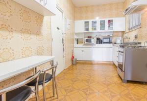 una cocina con encimera y sillas. en 3Hab Conforto: 100m de la Playa Copacabana-Ipanema, en Río de Janeiro 27 fotos más