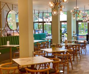 rząd stołów i krzeseł w restauracji w obiekcie Apart Park 302 RUBUS w Świnoujściu