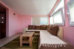 A seating area at Apartment Kandic