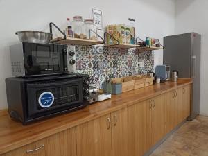 a microwave sitting on top of a wooden counter at Quartier Leon Hostel Jabalquinto in León