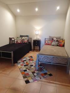 a room with two beds and a rug at Appartement Appietto in Appietto