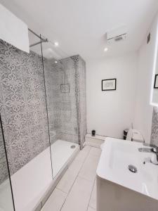 La salle de bains est pourvue d'une douche, d'une baignoire et d'un lavabo. dans l'établissement Central City Apartment - Free Parking, à Belfast