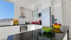 Kuchyň nebo kuchyňský kout v ubytování Rocknest Sea View Penthouse