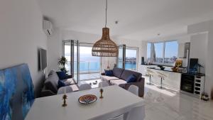 Posezení v ubytování Rocknest Sea View Penthouse