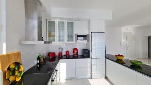 Kuchyň nebo kuchyňský kout v ubytování Rocknest Sea View Penthouse
