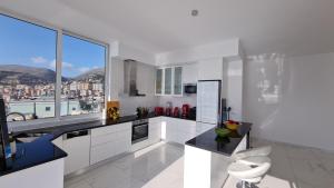 Kuchyň nebo kuchyňský kout v ubytování Rocknest Sea View Penthouse