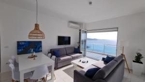 TV a/nebo společenská místnost v ubytování Rocknest Sea View Penthouse