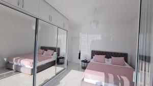 Postel nebo postele na pokoji v ubytování Rocknest Sea View Penthouse