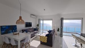 TV a/nebo společenská místnost v ubytování Rocknest Sea View Penthouse