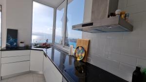 Kuchyň nebo kuchyňský kout v ubytování Rocknest Sea View Penthouse