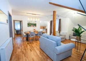 sala de estar con sofá azul y mesa en House Forest Queen, en Smoljanac