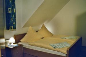 a bed with pillows on it in a bedroom at Der Prinsenhof in Porta Westfalica