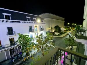 Cao Lãnh的住宿－THƯ LÊ Hotel，夜晚从阳台欣赏建筑的景色