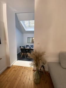 uma sala de estar com um sofá e uma mesa em Agreable et vaste maison Angouleme centre ville em Angoulême