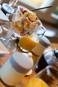 een dessert in een glazen schotel op een tafel bij Cocoon-Chambre d'Hôtes in Namen