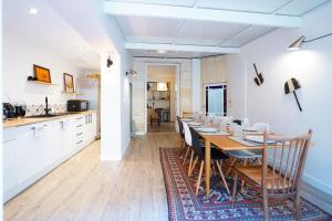a kitchen and dining room with a table and chairs at La Maison Galiène - Bed and Breakfast in Bordeaux