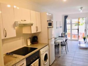A kitchen or kitchenette at Orlando Adeje