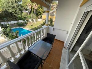 balcón con vistas a la piscina en Residencial las Flores Marbella, en Marbella