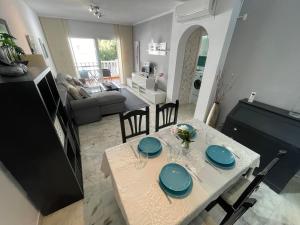 jadalnia i salon ze stołem i krzesłami w obiekcie Residencial las Flores Marbella w Marbelli