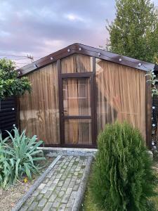 un grande capannone in legno con tetto spiovente di BarnHouse a Gagra