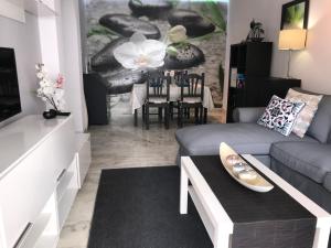 Telewizja i/lub zestaw kina domowego w obiekcie Residencial las Flores Marbella