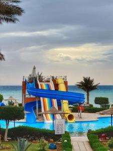Retal View Resort El Sokhna Aqua Park في العين السخنة: زحليقة مائية أمام حديقة مائية