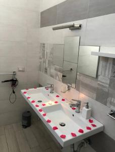 un bagno con un lavandino bianco e uno specchio di lapietra_hotelescapes a San Gennaro Vesuviano