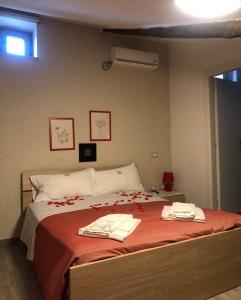 1 dormitorio con 1 cama con 2 toallas en lapietra_hotelescapes, en San Gennaro Vesuviano