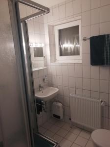 a small bathroom with a sink and a toilet at Ferienwohnung Gieseking in Porta Westfalica