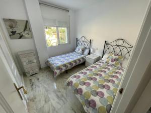 Łóżko lub łóżka w pokoju w obiekcie Residencial las Flores Marbella