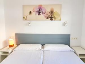 sypialnia z 2 łóżkami i kwiatami na ścianie w obiekcie Skol 444. Fantastic Renovated 1 Bed Apartment in Skol Marbella w Marbelli +19 zdjęć