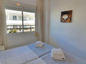 sypialnia z łóżkiem i ręcznikami w obiekcie Skol 444. Fantastic Renovated 1 Bed Apartment in Skol Marbella w Marbelli