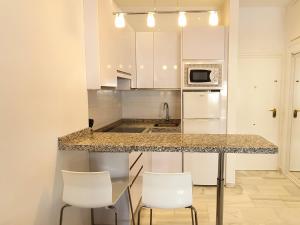 Kuchnia lub aneks kuchenny w obiekcie Skol 444. Fantastic Renovated 1 Bed Apartment in Skol Marbella