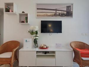 Telewizja i/lub zestaw kina domowego w obiekcie Skol 444. Fantastic Renovated 1 Bed Apartment in Skol Marbella