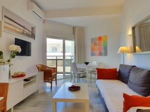 salon z kanapą i stołem w obiekcie Skol 444. Fantastic Renovated 1 Bed Apartment in Skol Marbella w Marbelli
