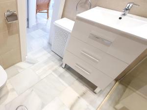 Łazienka w obiekcie Skol 444. Fantastic Renovated 1 Bed Apartment in Skol Marbella