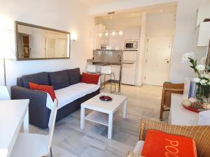 salon z kanapą i stołem w obiekcie Skol 444. Fantastic Renovated 1 Bed Apartment in Skol Marbella w Marbelli