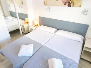 Łóżko lub łóżka w pokoju w obiekcie Skol 444. Fantastic Renovated 1 Bed Apartment in Skol Marbella
