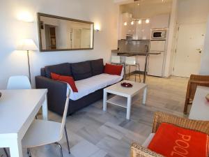 salon z kanapą i stołem w obiekcie Skol 444. Fantastic Renovated 1 Bed Apartment in Skol Marbella w Marbelli