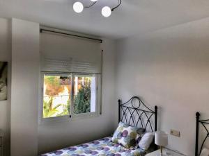 Łóżko lub łóżka w pokoju w obiekcie Residencial las Flores Marbella