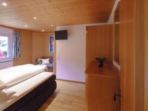 a small room with a bed and a tv at Aparthaus Bianca in Gaschurn