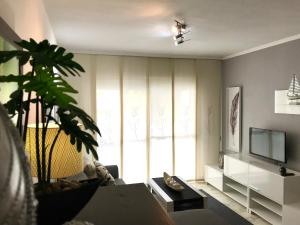 Telewizja i/lub zestaw kina domowego w obiekcie Residencial las Flores Marbella