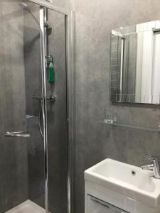 een badkamer met een douche en een wastafel bij Amaryllis Guest House in Edinburgh