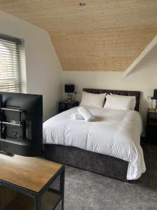 1 dormitorio con 1 cama, TV y mesa en CF Eleven, en Cardiff