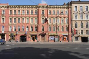 un grand bâtiment en briques dans une rue de la ville avec une rue dans l'établissement Rinaldi at Moscovsky Prospekt 18, à Saint-Pétersbourg