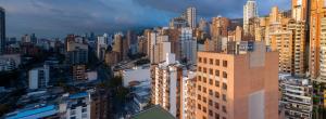 widok na miasto z wysokimi budynkami w obiekcie Hotel Bari Bucaramanga w mieście Bucaramanga