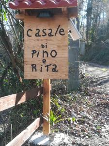 una señal que lee castillo de rinorinoceronte en Il casale di Pino e Rita, en Subiaco